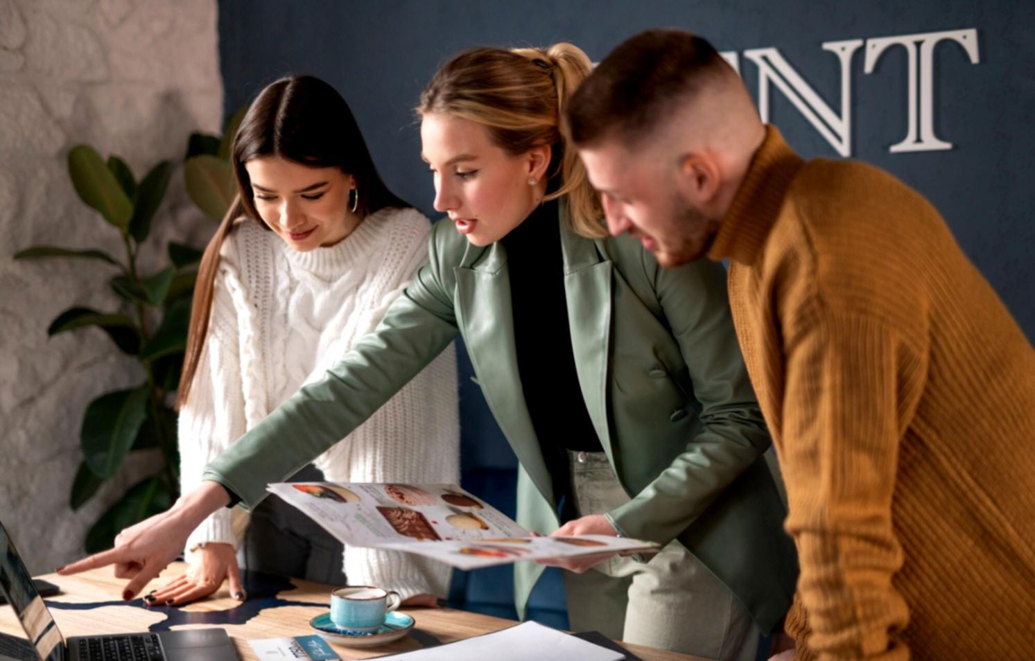 Profesionales trabajando en gestión administrativa